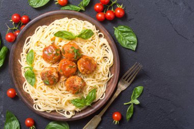 Köfte ile tavada spagetti 