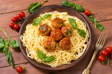 Köfte ile tavada spagetti 