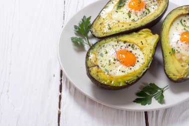 Yumurta ile pişmiş avokado