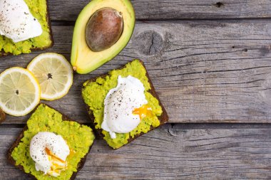Haşlanmış yumurta ve avokado
