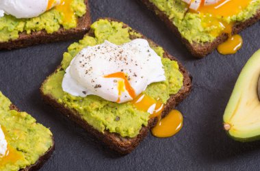 Haşlanmış yumurta ve avokado