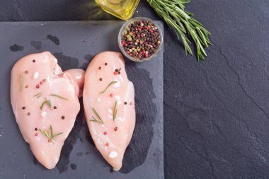 Çiğ tavuk göğsü. 