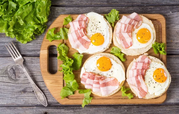 Σάντουιτς με αυγά και μπέικον — Φωτογραφία Αρχείου
