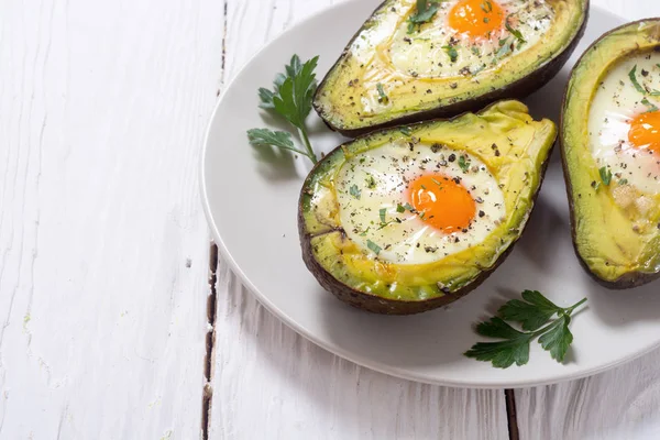 Yumurta ile pişmiş avokado