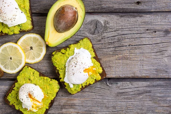 Haşlanmış yumurta ve avokado