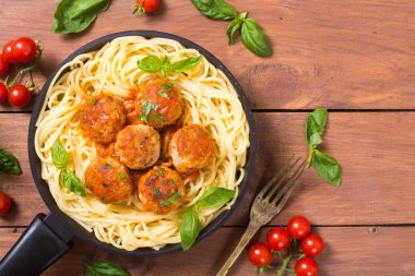 Köfte ile tavada spagetti 