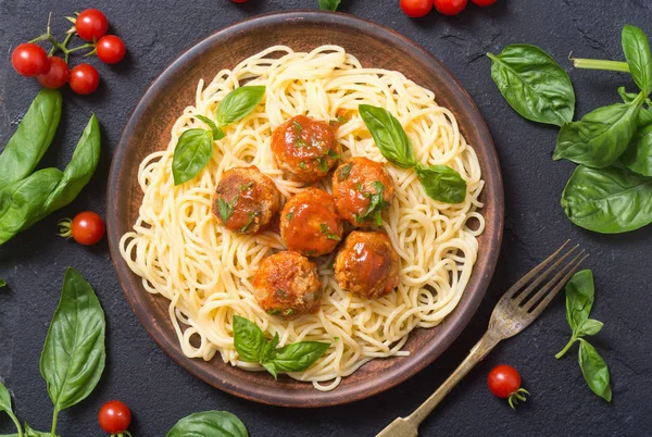 Köfte ile tavada spagetti 