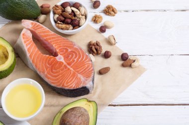 Sağlıklı gıda sebze, fındık ve somon 