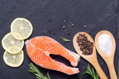 Hazırlık somon balığı biftek 