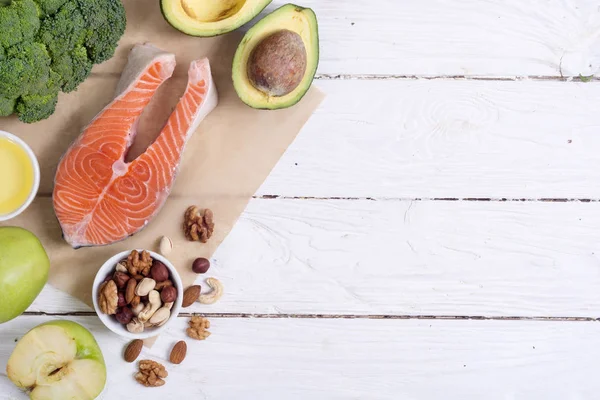 Sağlıklı gıda sebze, fındık ve somon 