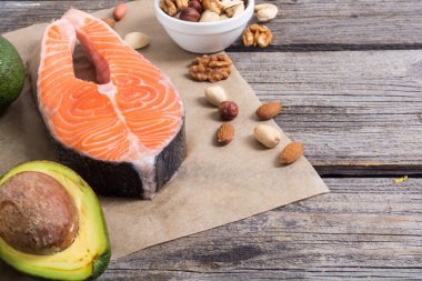 Sağlıklı gıda sebze, fındık ve somon 