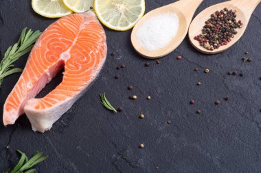 Hazırlık somon balığı biftek 