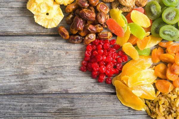 Kurutulmuş ve şekerlenmiş meyve karışımı 