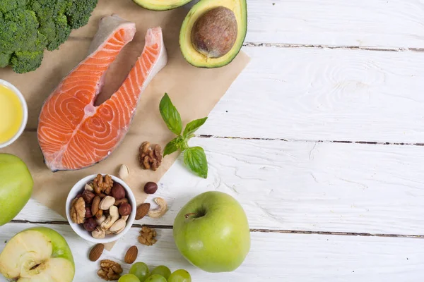 Sağlıklı gıda sebze, fındık ve somon 