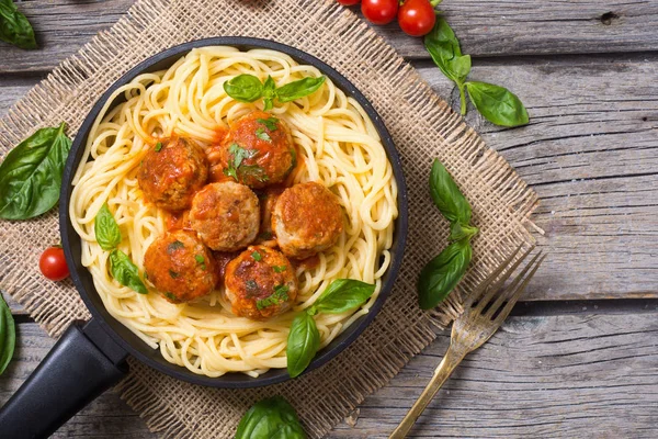 Köfte ile tavada spagetti 