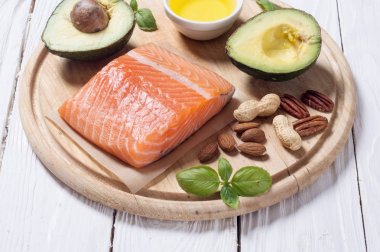 Sağlıklı gıda sebze, fındık ve somon 