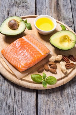 Sağlıklı gıda sebze, fındık ve somon 
