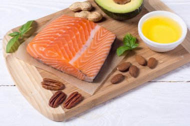 Sağlıklı gıda sebze, fındık ve somon 