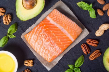 Sağlıklı gıda sebze, fındık ve somon 