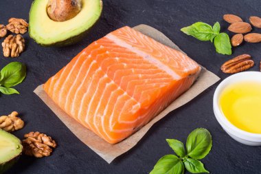 Sağlıklı gıda sebze, fındık ve somon 