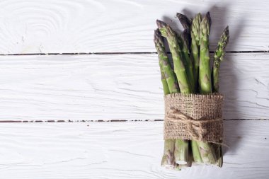 Bir sürü taze kuşkonmaz.