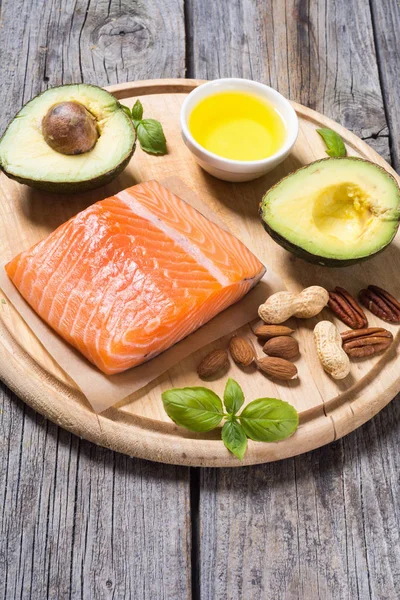 Sağlıklı gıda sebze, fındık ve somon 