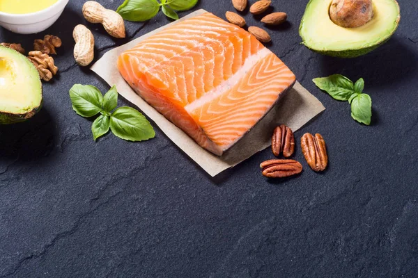 Sağlıklı gıda sebze, fındık ve somon 