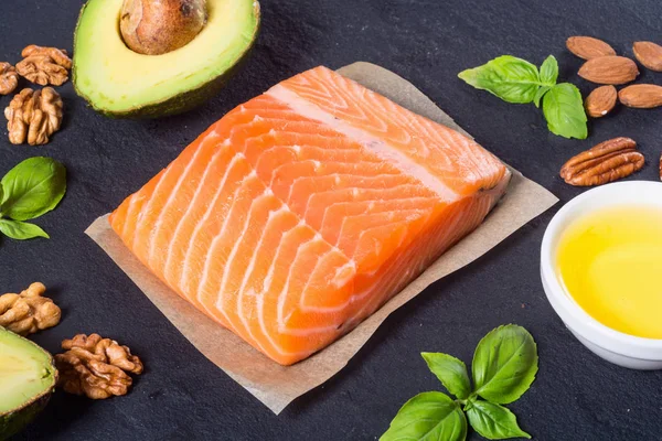 Sağlıklı gıda sebze, fındık ve somon 