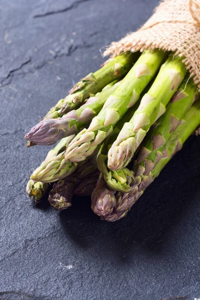 Bir sürü taze kuşkonmaz.