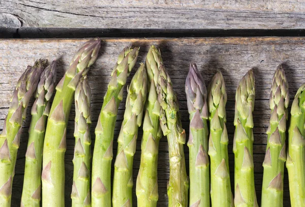 Bir sürü taze kuşkonmaz.