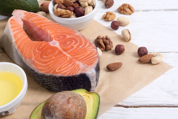 Produtos hortícolas alimentares saudáveis, nozes e salmão — Fotografia de Stock