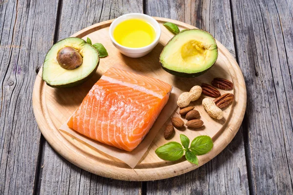 Sağlıklı gıda sebze, fındık ve somon 