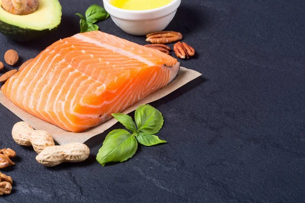 Sağlıklı gıda sebze, fındık ve somon 