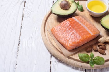 Sağlıklı gıda sebze, fındık ve somon 