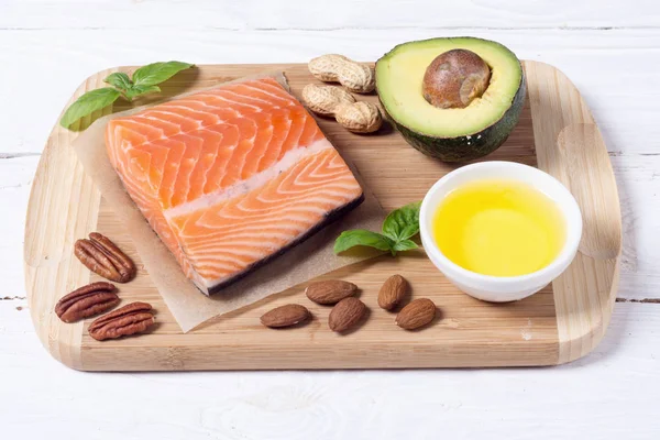 Sağlıklı gıda sebze, fındık ve somon 