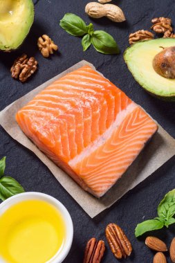 Sağlıklı gıda sebze, fındık ve somon 