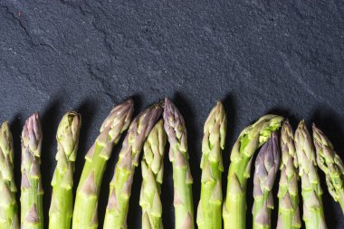 Bir sürü taze kuşkonmaz.