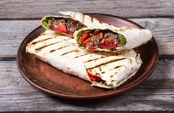 Hausgemachtes leckeres Burrito — Stockfoto