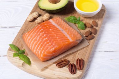 Sağlıklı gıda sebze, fındık ve somon 