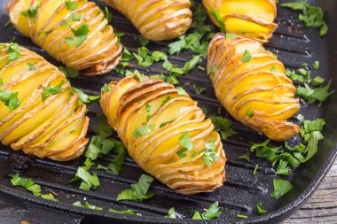 Hasselback patates fırından yeni çıkmış