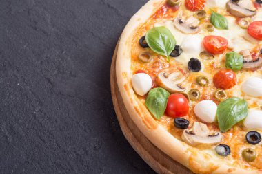 İtalyan pizza Mozzarella peyniri ile