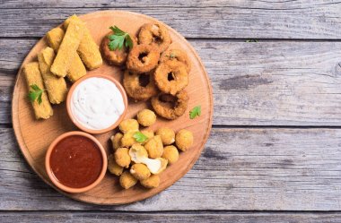 Peynir, soğan ve tavuk