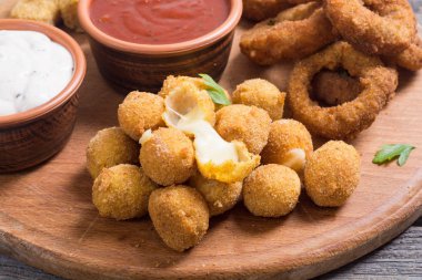 Kızarmış ekmekli peynirli