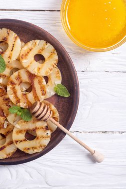 ızgara ananas bal ile