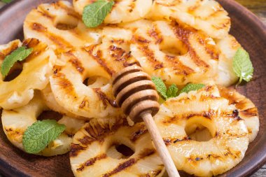 ızgara ananas bal ile