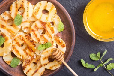 ızgara ananas bal ile