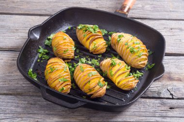 Hasselback patates fırından yeni çıkmış