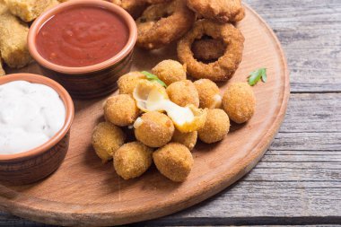 Peynir, soğan ve tavuk