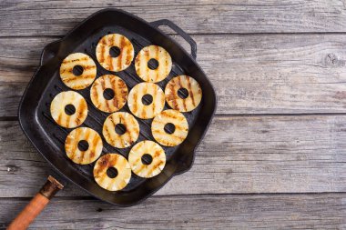 ızgara ananas bal ile