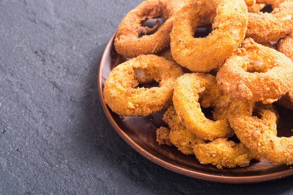 Ev yapımı kızarmış soğan halkaları. 